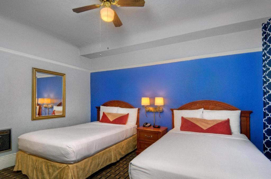 The Monarch Hotel 2*